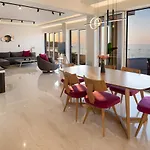 Lost In The View, Luxury With Seaview アパート
