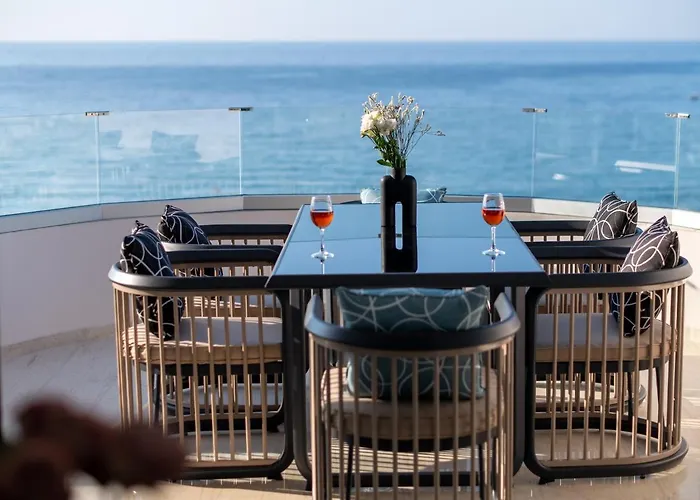 Lost In The View, Luxury With Seaview Apartment *