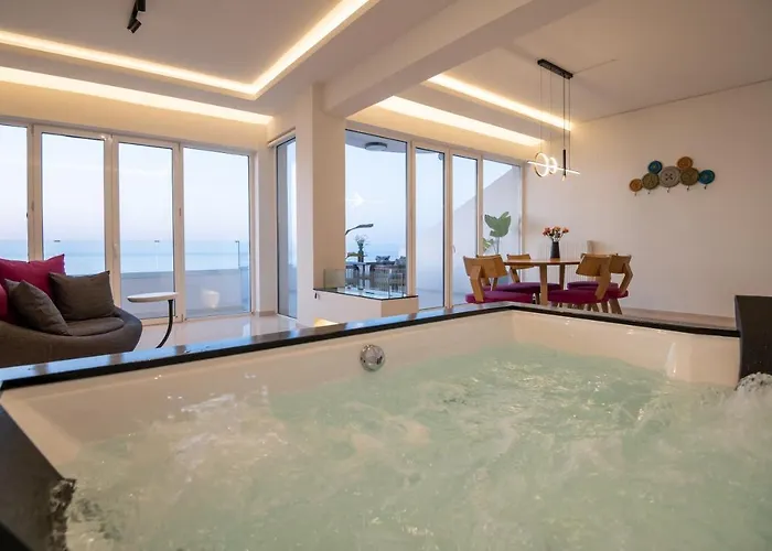 Lost In The View, Luxury With Seaview Apartment *